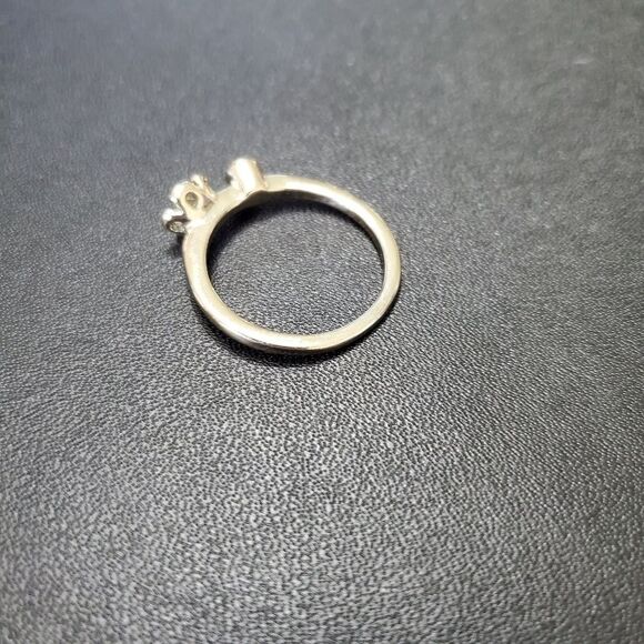 Gold tone flower ring Approx size 8 - Picture 4 of 8